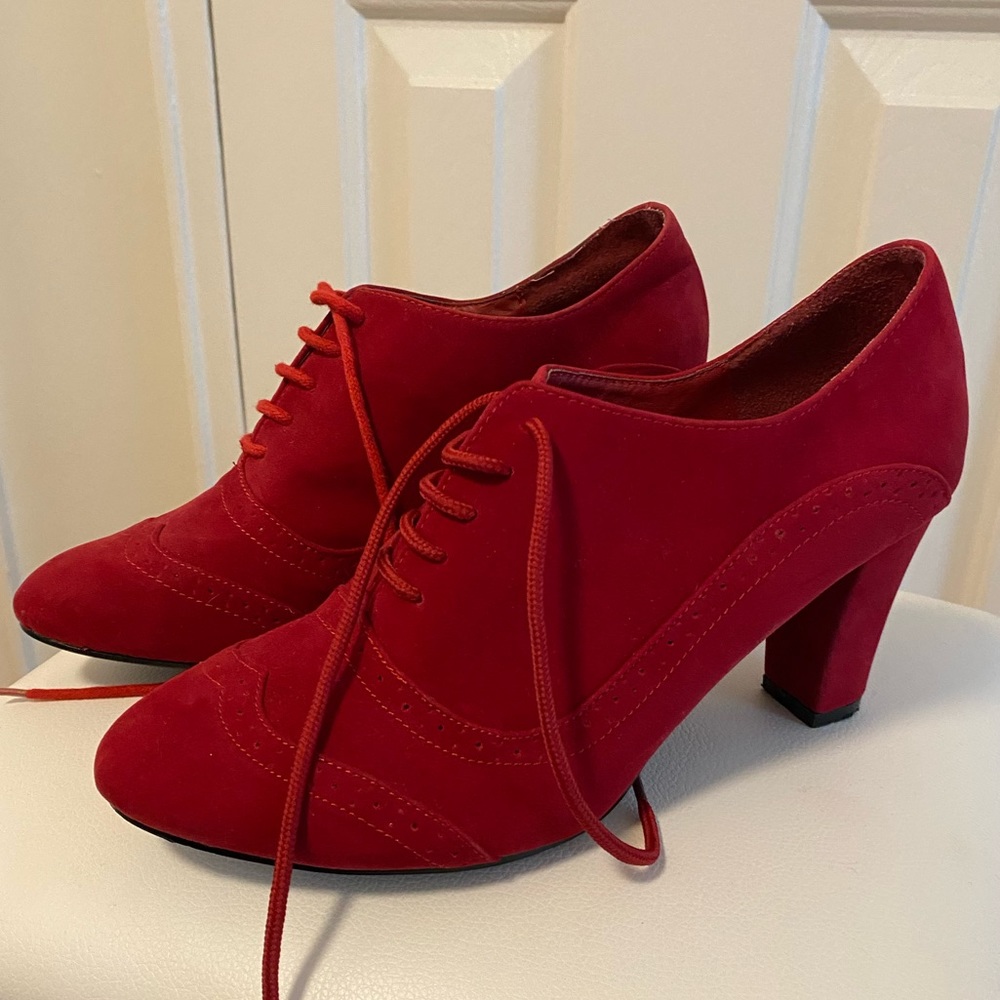 Size 39 red lace-up heels